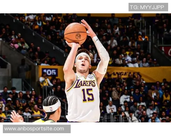 里夫斯开季连续五场得分25创队史第六人新纪录自科比以来首位